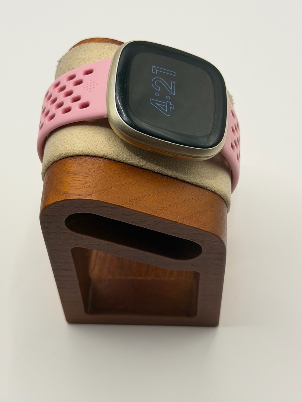 Fitbit Versa 3, Tested, Charger Included, Gold Casing, New Band - Picture 4 of 6